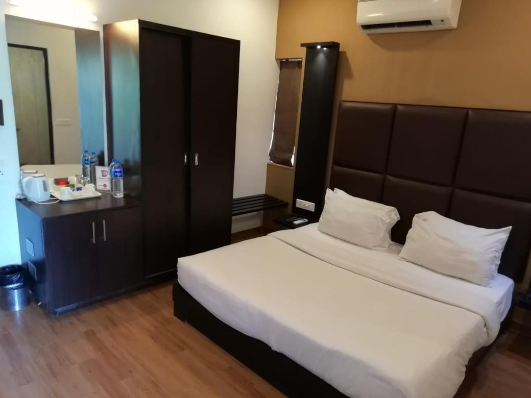 Sinq Beach Resort Calangute Esterno foto